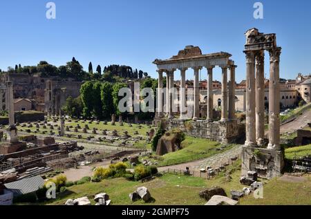 Italie, Rome, Forum romain, Temple de Saturne et Temple de Vespasien et Titus Banque D'Images