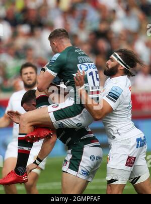 18.9.2021 Leicester, Angleterre. Rugby Union. Freddie Steward à dos plein de Tigers attrape une balle haute et est attaqué bt Exeters Don Arma Banque D'Images