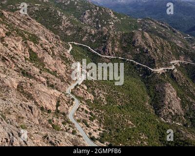 Route sinueuse dans les montagnes de Corse Banque D'Images