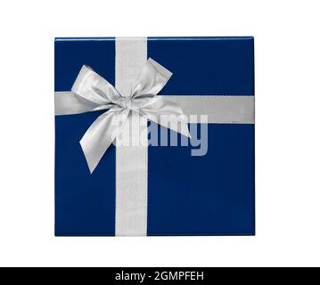 Boîte cadeau bleue avec ruban argenté et noeud isolé sur blanc. Banque D'Images