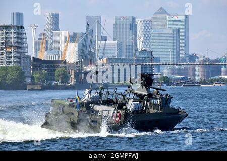 Navire de patrouille CB90 NG de la Marine suédoise effectuant des manœuvres rapides et dures au Royal Victoria Dock de Londres dans le cadre de l'événement DSEI 2021 Banque D'Images