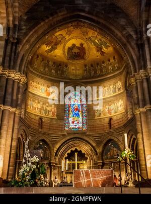 Vue imprenable sur le chœur à l'extrémité nord-est, l'abside avec la fenêtre de la Vierge d'Alsace et l'autel principal à l'intérieur de la célèbre cathédrale de Strasbourg... Banque D'Images