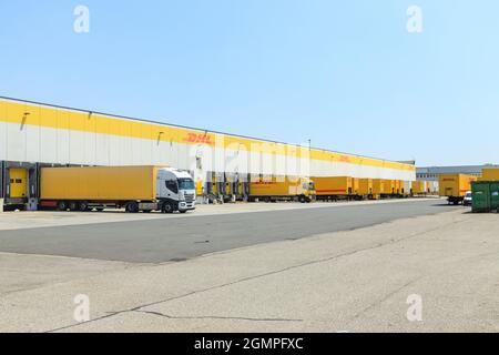 Vue générique du centre logistique DHL à l'intérieur de l'Interporto di Bologna (Bologna Freight Village) Banque D'Images