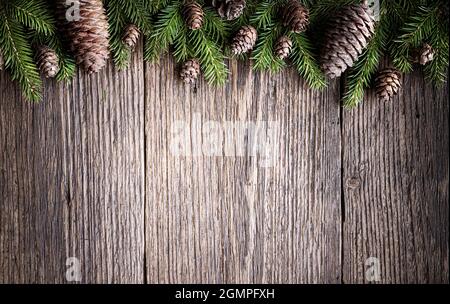 Composition de Noël en branches de sapin, différents cônes sur fond rustique en bois vintage Banque D'Images