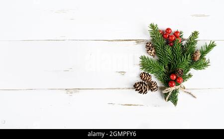 Bouquet de sapins sur bois blanc Banque D'Images