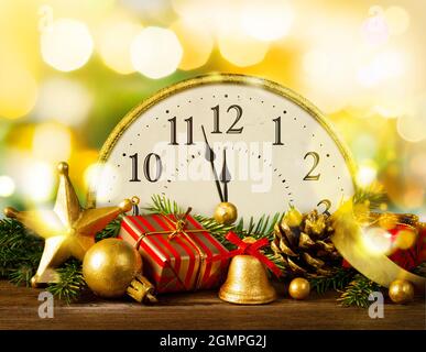 Horloge de style rétro avec décorations de noël. Banque D'Images