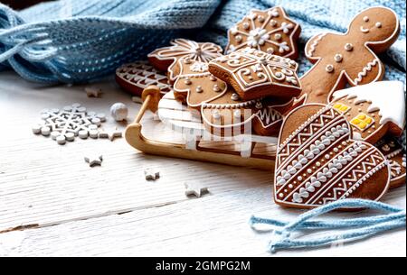 Pain d'épice maison sur une table en bois blanc Banque D'Images
