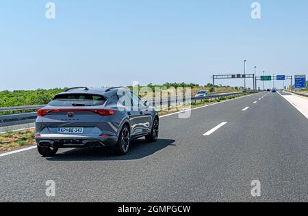 Voiture Cupra formentor sur l'autoroute de Zadar Croatie. Banque D'Images