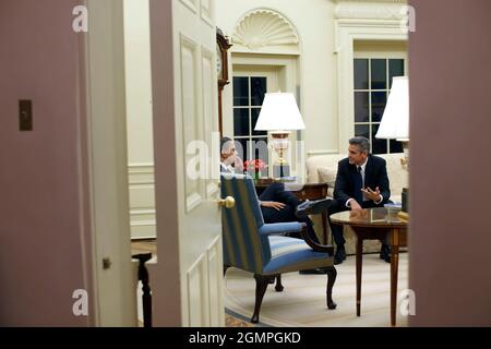 Le président Barack Obama rencontre avec l'acteur George Clooney dans le bureau ovale 2/23/09. Photo Officiel de la Maison Blanche par Pete Souza Banque D'Images