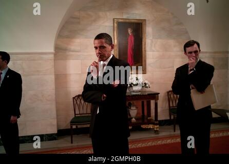 Le président Barack Obama s'exprime lorsqu'il se trouve dans le couloir au rez-de-chaussée de la Maison Blanche, avant de s'adresser à la presse sur les services financiers 2/25/09. Photo officielle de la Maison Blanche par Pete Souza Banque D'Images