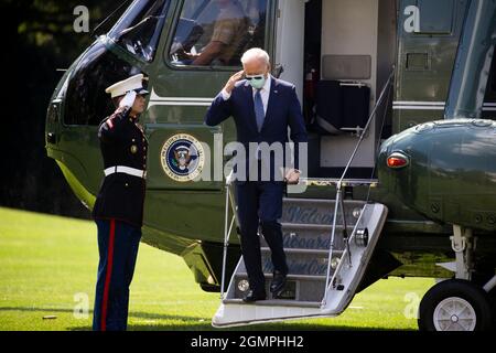 Washington, États-Unis. 20 septembre 2021. LE président AMÉRICAIN Joe Biden salue une marine des États-Unis tout en marchant au large de Marine One à son arrivée sur la pelouse sud de la Maison Blanche, à Washington, DC, Etats-Unis, le 20 septembre 2021. Le Président Biden devrait partir pour New York, le 20 septembre, pour donner une allocution devant l'Assemblée générale des Nations Unies, le 21 septembre. Credit: SIPA USA/Alay Live News Banque D'Images