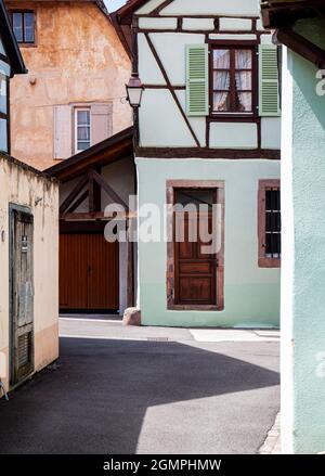 Ruelle étroite avec maisons anciennes à Ribeauville, Alsace, France Banque D'Images