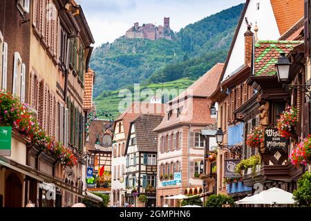 Bâtiments à Ribeauville, Alsace avec ruine Château Saint Ulrich en arrière-plan Banque D'Images