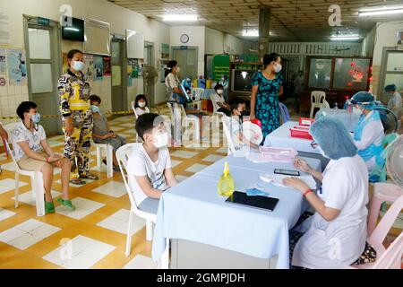 Phnom Penh. 20 septembre 2021. Les enfants s'inscrivent pour la première dose du vaccin COVID-19 dans un centre d'inoculation de Phnom Penh, au Cambodge, le 20 septembre 2021. POUR ALLER AVEC 'Roundup: Le Cambodge inocule 75 population pct contre COVID-19' crédit: Phearum/Xinhua/Alamy Live News Banque D'Images