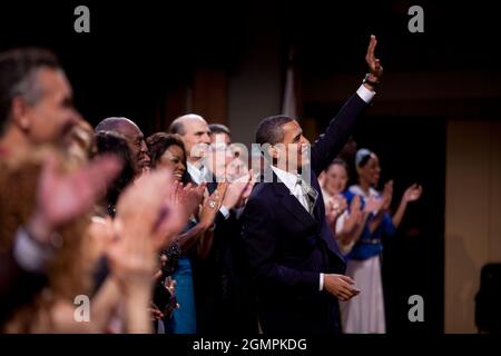 Le Président Barack Obama fait la vague lors d'un anniversaire musical saluant le sénateur Edward Kennedy au Centre John F. Kennedy pour les arts de la scène, Washington, D.C., 3/8/09. Photo officielle de la Maison Blanche par Pete Souza Banque D'Images