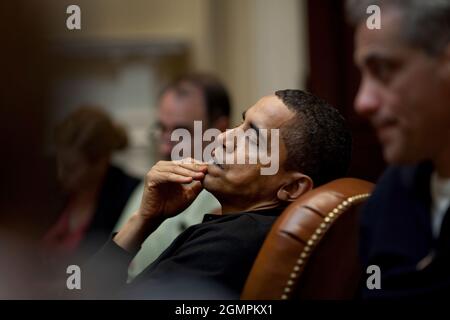 Le président Obama reflète au cours d'une réunion avec les conseillers économiques dans la Roosevelt Room. Il est assis entre Conseiller principal David Axelrod et Chef de cabinet Rahm Emanuel , droite. 3/15/09. Photo Officiel de la Maison Blanche par Pete Souza Banque D'Images