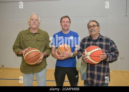 Bantry, West Cork, Irlande. 20 septembre 2021. John Ratajkowski (à gauche), avec l'entraîneur du club de basket-ball Bantry, Pa Curran, Robert Romeroowner de Tivoli Bar à San Diego, qui a également coparrainé des maillots. Crédit: Karlis Dzjamko/Alay Live News Banque D'Images