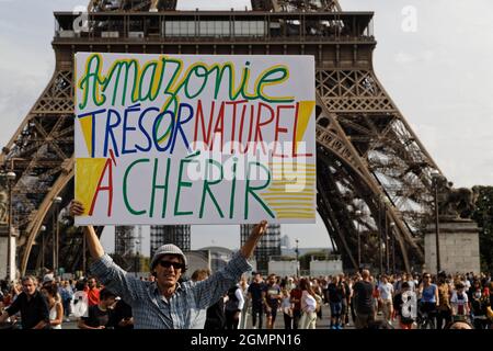 Paris, France. 19 septembre 2021. Rassemblement à l'appel de l'activiste Jean-Baptiste Reddé aka Voltuan pour exiger la protection de l'Amazone. Banque D'Images