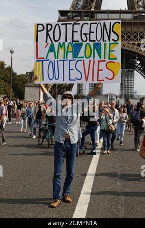 Paris, France. 19 septembre 2021. Rassemblement à l'appel de l'activiste Jean-Baptiste Reddé aka Voltuan pour exiger la protection de l'Amazone. Banque D'Images