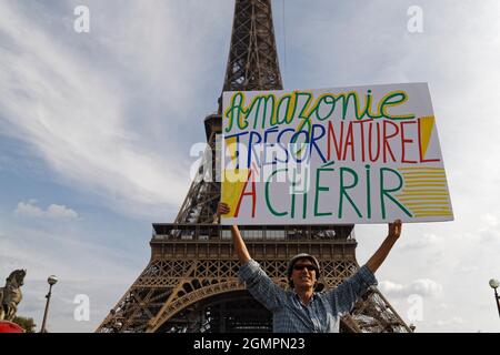 Paris, France. 19 septembre 2021. Rassemblement à l'appel de l'activiste Jean-Baptiste Reddé aka Voltuan pour exiger la protection de l'Amazone. Banque D'Images