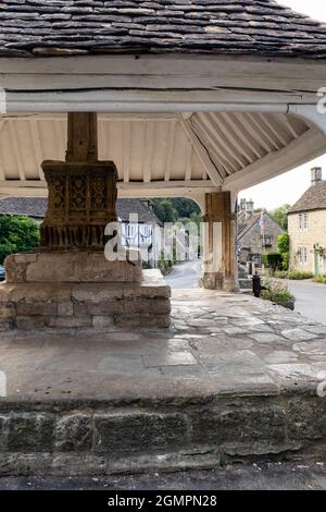 Le marché médiéval traverse la place du marché du village préservé Cotswold de Castle Combe, Wiltshire, Angleterre, Royaume-Uni Banque D'Images