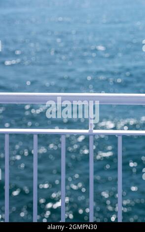 Rambardes de sécurité sur le pont d'un ferry avec la mer en arrière-plan Banque D'Images