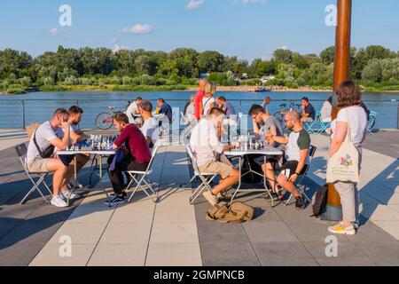 Joueurs d'échecs, Bulwar Karskiego, Wisła Bulwary, promenades au bord de la rivière, Varsovie, Pologne Banque D'Images