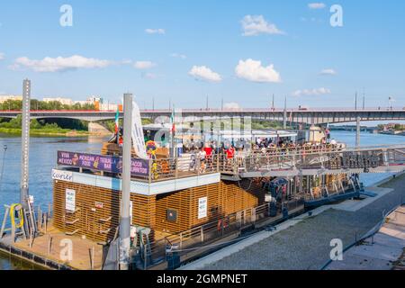 Bateau-restaurant, Bulwar Karskiego, Wisła Bulwary, promenades au bord de la rivière, Varsovie, Pologne Banque D'Images