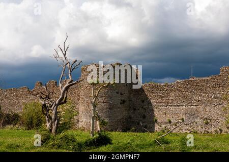 Les murs romains du 3ème siècle bien conservés de Portus Adurni, alias Château de Portchester, Portchester, Hampshire, Royaume-Uni Banque D'Images