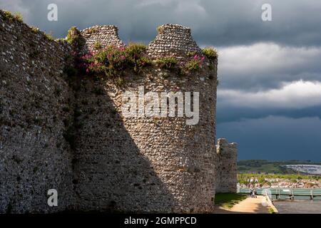 Des pluies torrentielles s'approchent sur les murs romaines bien conservés du 3ème siècle du château de Portchester, Portchester, Hampshire, Royaume-Uni. Banque D'Images