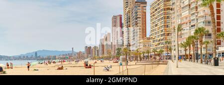 Plage de Benidorm à la belle journée d'été, en arrière-plan de la ville. Gratte-ciels modernes avec vue sur le bord de mer. Vacances et concept de vacances.Espagne Banque D'Images