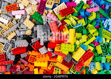 gros plan d'un énorme tas de briques en plastique empilables dans la vue de dessus. Texture colorée éducation et développement de l'enfance fond de concept. Banque D'Images