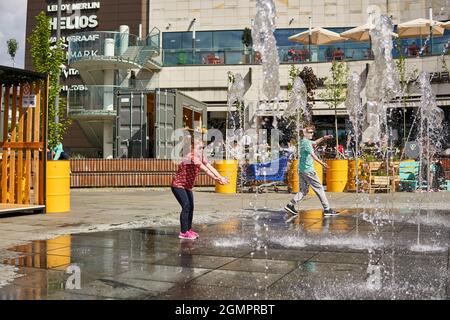 POZNAN, POLOGNE - 30 mai 2021 : les enfants jouent à la fontaine à côté de la Galleria Poznania Banque D'Images