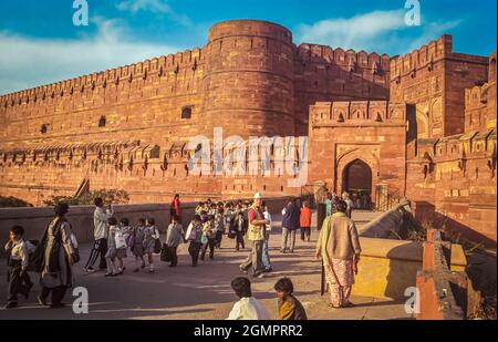 Red fort, Agra, Inde, avril 2008 - les enfants de l'école et d'autres visiteurs à la porte principale du fort Rouge, un patrimoine mondial de l'UNESCO Banque D'Images