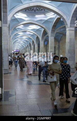 Passagers à la gare d'Alisher Navoi, métro Tashkent, Ouzbékistan Banque D'Images