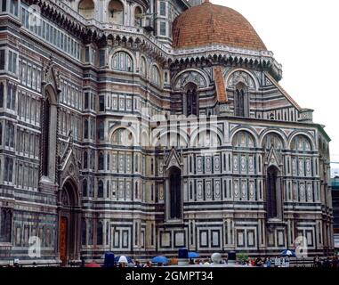 VISTA EXTÉRIEUR DEL ABSIDE DE LA CATEDRAL MAGNIFICO EJEMPLO DEL GOTICO ITALIANO Y DEL PRIMER RENACIMIENTO, 1296/1418. EMPLACEMENT: CATEDRAL DE SANTA MARIA DEL FIORE. Florenz. ITALIE. Banque D'Images