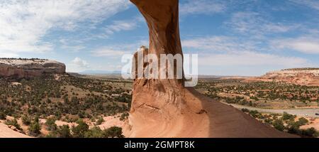 Panorama de l'intérieur de l'arc géant dans l'Utah Banque D'Images