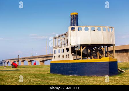 Aire de jeux avec des toboggans en forme de ferry à la base du pont de la Confédération sur l'Île du Prince Édouard. Banque D'Images