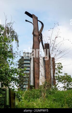 Stratford, Londres, Royaume-Uni. 20 septembre 2021. La poutre en acier de 911 a Memorial dans le Parc olympique. Un souvenir du 11 septembre 2001 attaque de 3,000 fleurs de mort mises à la mémoire du 11 septembre 2001 crédit: Picture Capital/Alamy Live News Banque D'Images