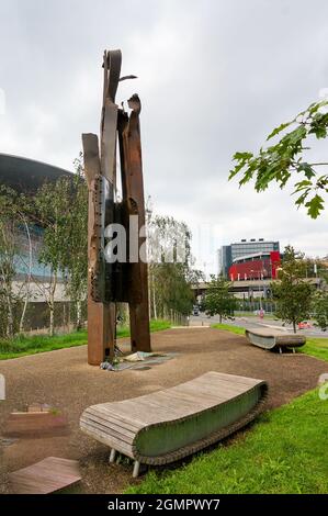 Stratford, Londres, Royaume-Uni. 20 septembre 2021. La poutre en acier de 911 a Memorial dans le Parc olympique. Un souvenir du 11 septembre 2001 attaque de 3,000 fleurs de mort mises à la mémoire du 11 septembre 2001 crédit: Picture Capital/Alamy Live News Banque D'Images