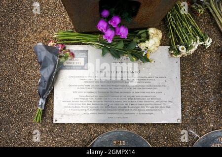 Stratford, Londres, Royaume-Uni. 20 septembre 2021. La poutre en acier de 911 a Memorial dans le Parc olympique. Un souvenir du 11 septembre 2001 attaque de 3,000 fleurs de mort mises à la mémoire du 11 septembre 2001 crédit: Picture Capital/Alamy Live News Banque D'Images