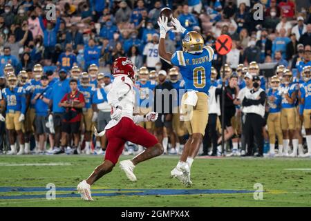 UCLA Bruins Wide Receiver Kam Brown (0) fait une prise contre Fresno State Bulldogs défensive dos Wylan Free (4) lors d'un match de football NCAA, Saturda Banque D'Images