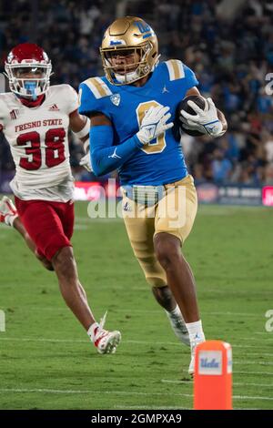 Kam Brown (0), un grand récepteur de l'UCLA Bruins, marque un touchdown après avoir fait une prise lors d'un match de football de la NCAA contre les Bulldogs de Fresno State, Saturda Banque D'Images