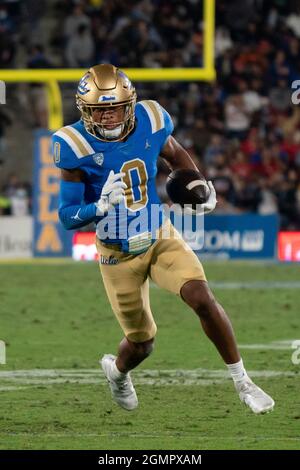 Kam Brown (0), un grand récepteur de l'UCLA Bruins, marque un touchdown après avoir fait une prise lors d'un match de football de la NCAA contre les Bulldogs de Fresno State, Saturda Banque D'Images