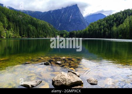 Zone de protection du paysage Achsturze Lac Piburger See et alpes en arrière-plan le Tyrol la plus ancienne nature préserve les Alpes Oetz unique montagnes culturelles lan Banque D'Images