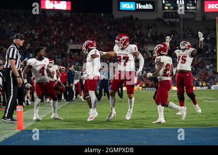 Erik Brooks (3), grand receveur de Fresno State Bulldogs, célèbre sa prise de contact avec ses coéquipiers lors d'un match de football de la NCAA contre les Bruins de l'UCLA, Banque D'Images