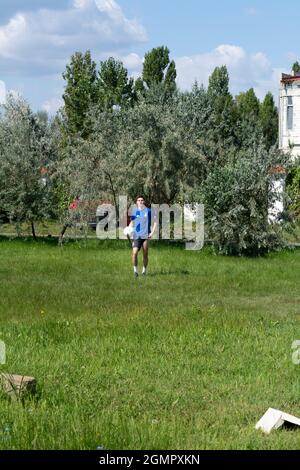 Zatoka, Odessa, Ukraine - 4 septembre 2021 : un jeune joueur de football de l'équipe Dynamo-Kiiv s'entraîne par temps ensoleillé Banque D'Images