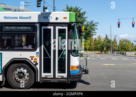 Tacoma, WA États-Unis - vers août 2021 : vue sur la rue d'un bus de métro Pierce Transit faisant sa route vers le centre-ville, en direction de Federal Way. Banque D'Images