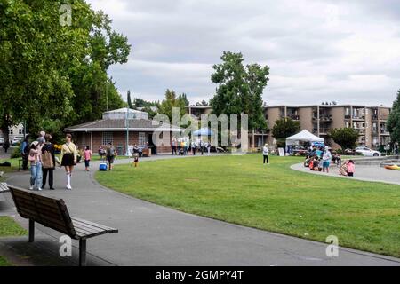 Kirkland, WA USA - vers août 2021 : couples et familles qui profitent d'une journée au port de plaisance du centre-ville de Kirkland. Banque D'Images