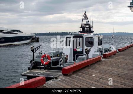 Kirkland, WA États-Unis - vers août 2021 : vue du bateau de sauvetage marin du shérif du comté de King stationné au quai Banque D'Images